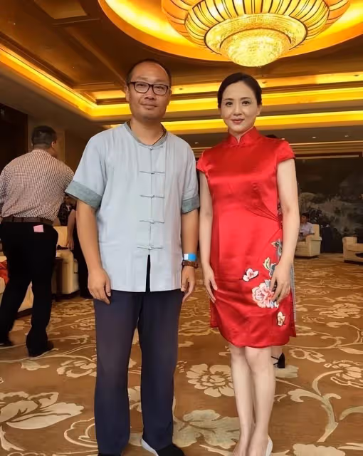 56歲陶慧敏自然老去,不扮嫩也不老氣,穿「黃金旗袍」風韻猶存