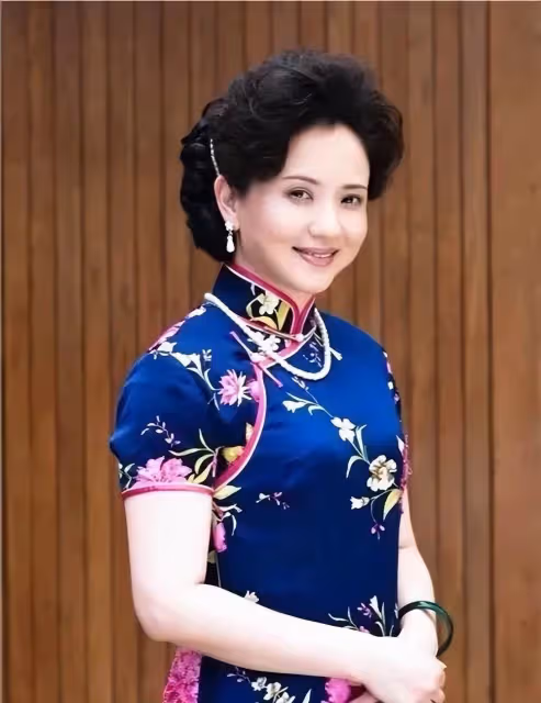 56歲陶慧敏自然老去,不扮嫩也不老氣,穿「黃金旗袍」風韻猶存