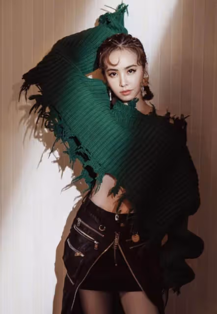 41歲蔡依林大秀身材!大膽「露背」連衣裙真空上陣,時尚首飾增添性感十分魅力