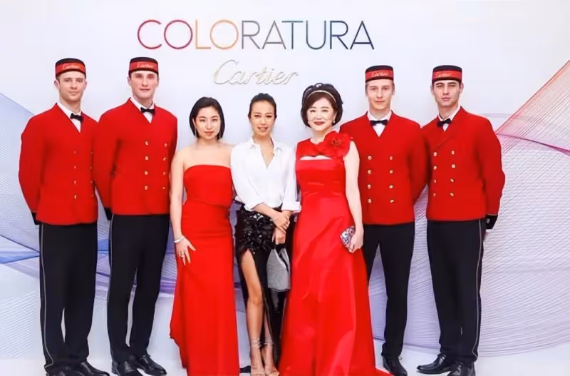 林青霞大女兒學精了!穿職業裝與媽同框氣質在線,反觀妹妹輸很多,差距一下就拉出來了