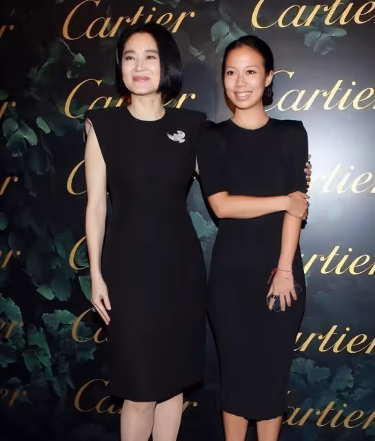 林青霞大女兒學精了!穿職業裝與媽同框氣質在線,反觀妹妹輸很多,差距一下就拉出來了