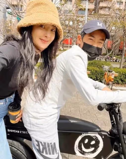 曹格43歲老婆吳速玲太會扮嫩!緊身衣牛仔褲洋氣減齡,抱13歲兒子完全不像母子,反倒更像姐弟~