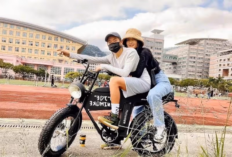 曹格43歲老婆吳速玲太會扮嫩!緊身衣牛仔褲洋氣減齡,抱13歲兒子完全不像母子,反倒更像姐弟~