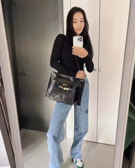 曹格43歲老婆吳速玲太會扮嫩!緊身衣牛仔褲洋氣減齡,抱13歲兒子完全不像母子,反倒更像姐弟~