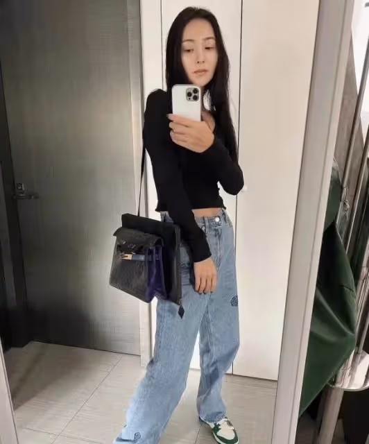 曹格43歲老婆吳速玲太會扮嫩!緊身衣牛仔褲洋氣減齡,抱13歲兒子完全不像母子,反倒更像姐弟~