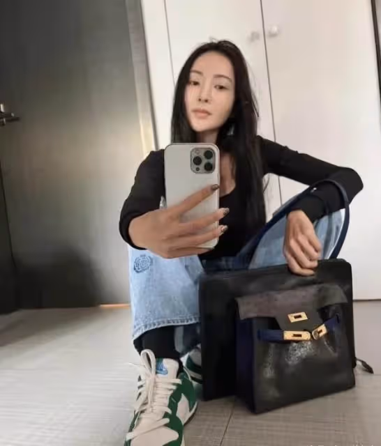 曹格43歲老婆吳速玲太會扮嫩!緊身衣牛仔褲洋氣減齡,抱13歲兒子完全不像母子,反倒更像姐弟~
