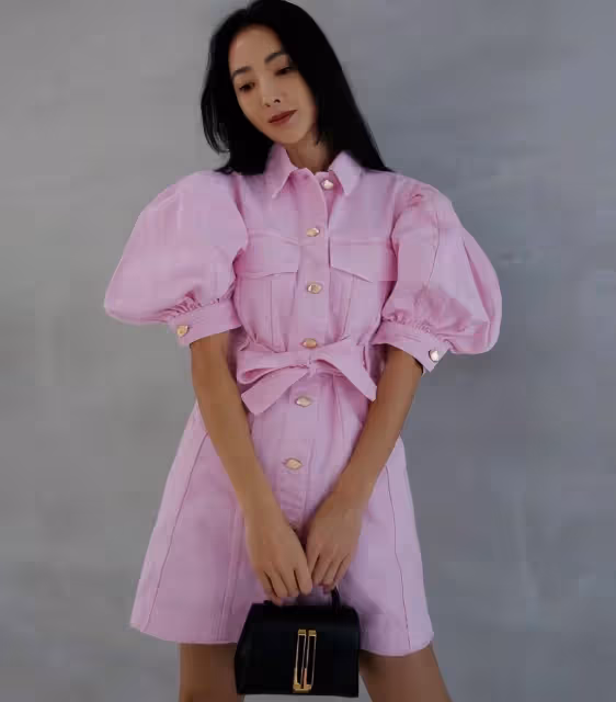 曹格43歲老婆吳速玲太會扮嫩!緊身衣牛仔褲洋氣減齡,抱13歲兒子完全不像母子,反倒更像姐弟~