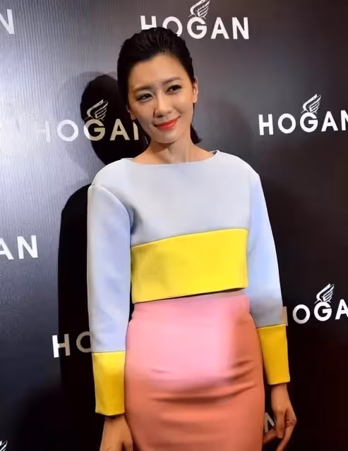賈靜雯47歲風韻猶存,穿緊身包裙大秀好身材,無奈卻被小肚子搶鏡,難逃中年發福