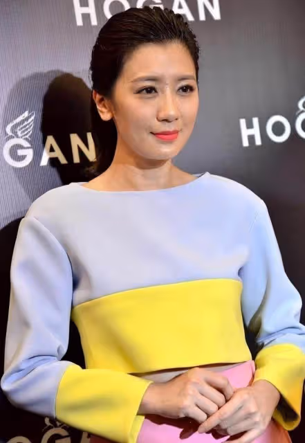 賈靜雯47歲風韻猶存,穿緊身包裙大秀好身材,無奈卻被小肚子搶鏡,難逃中年發福