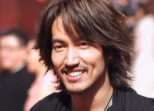 45歲言承旭蓄須大變樣,「鬍子拉碴」不修邊幅盡顯油膩,活在後悔中至今不願結婚,網友:難以接受