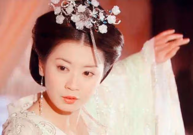 47歲賈靜雯新劇敗好感,第一古裝美女臉垮了,濃妝「遮不住」?網友:老態盡顯