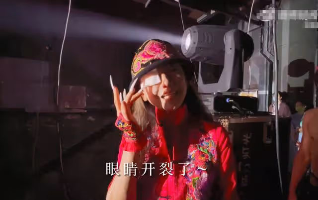 63歲楊麗萍太敬業！指甲折斷後右眼再受傷，纏紗布上台謝幕引熱議