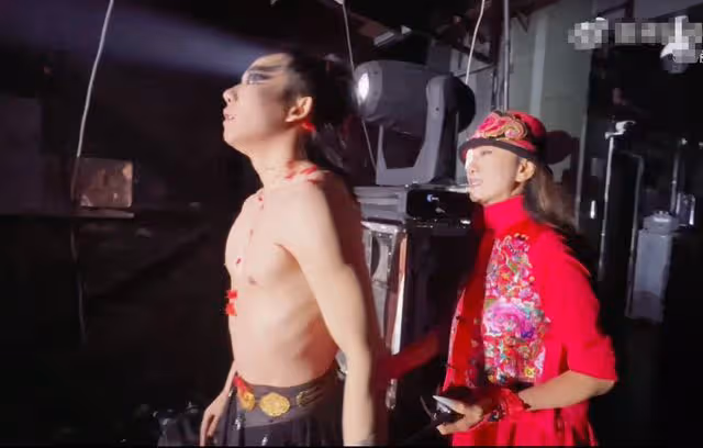 63歲楊麗萍太敬業！指甲折斷後右眼再受傷，纏紗布上台謝幕引熱議