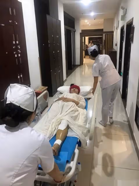 63歲楊麗萍太敬業！指甲折斷後右眼再受傷，纏紗布上台謝幕引熱議