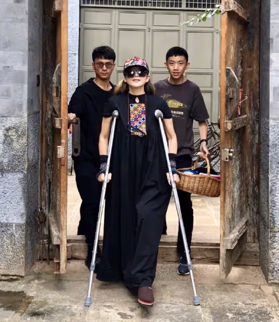63歲楊麗萍太敬業！指甲折斷後右眼再受傷，纏紗布上台謝幕引熱議