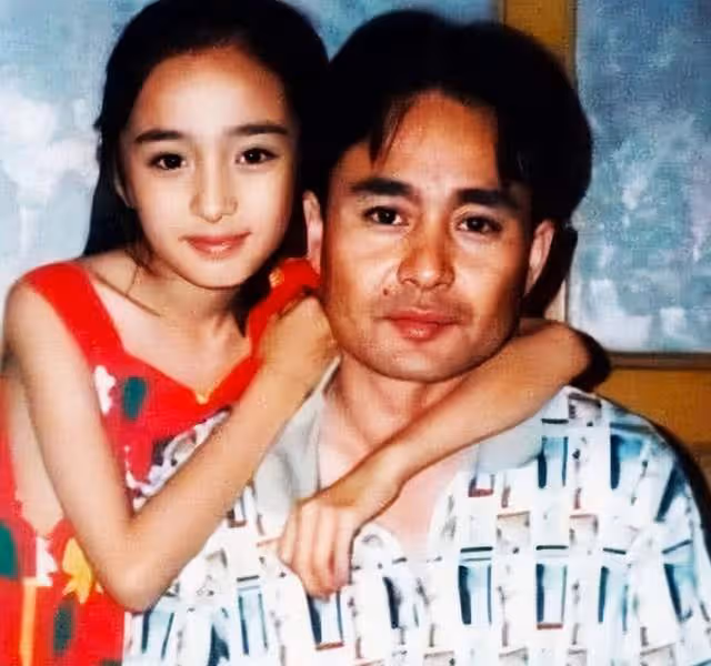 楊冪父親回應女兒傷勢！直言感謝老天保佑，女兒受傷三天操碎了心