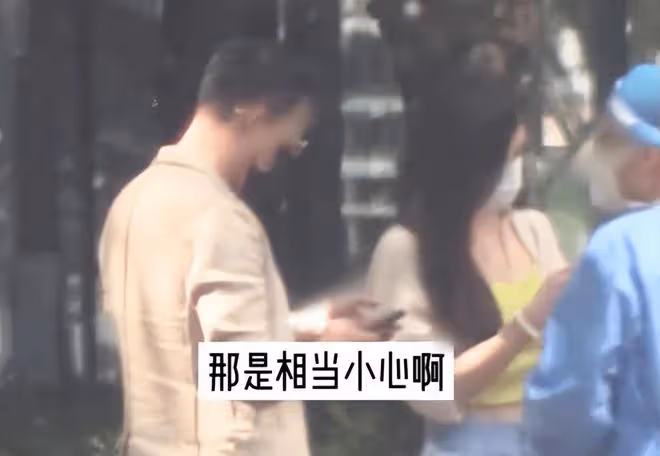汪小菲張穎穎同游法喜寺，女方模樣嬌俏喜笑顏開 ，被嘲諷嘴太硬