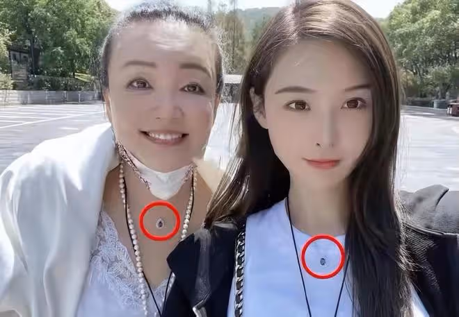 汪小菲張穎穎同游法喜寺，女方模樣嬌俏喜笑顏開 ，被嘲諷嘴太硬