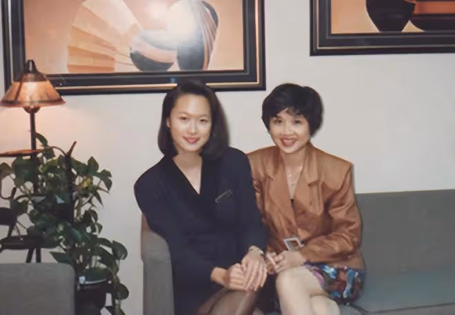 「長孫皇后」童愛玲罕露面,49歲皮膚緊緻似少女,戴金表盡顯闊氣