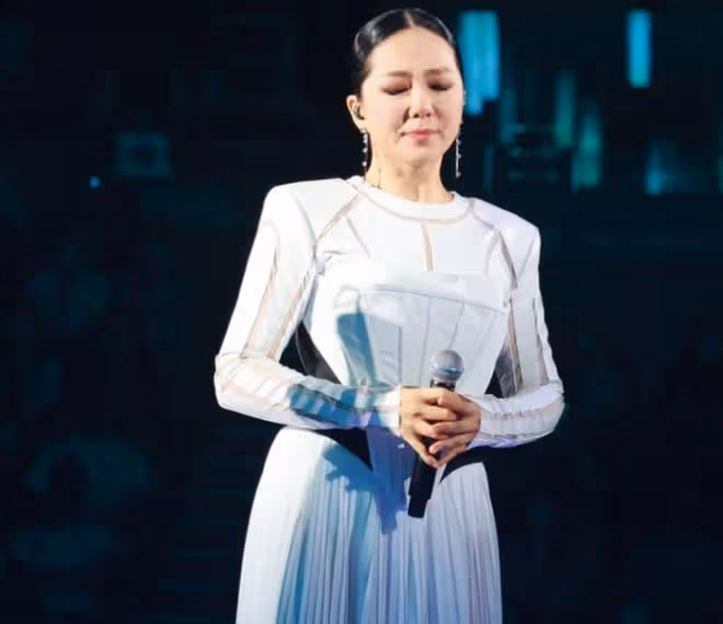 知名女星開演唱會!霍啟山現身支持穿西裝帥氣十足,39歲單身多年