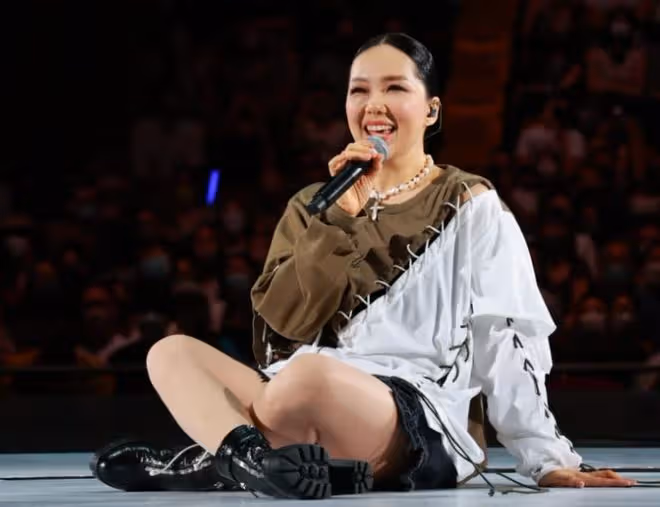 知名女星開演唱會!霍啟山現身支持穿西裝帥氣十足,39歲單身多年