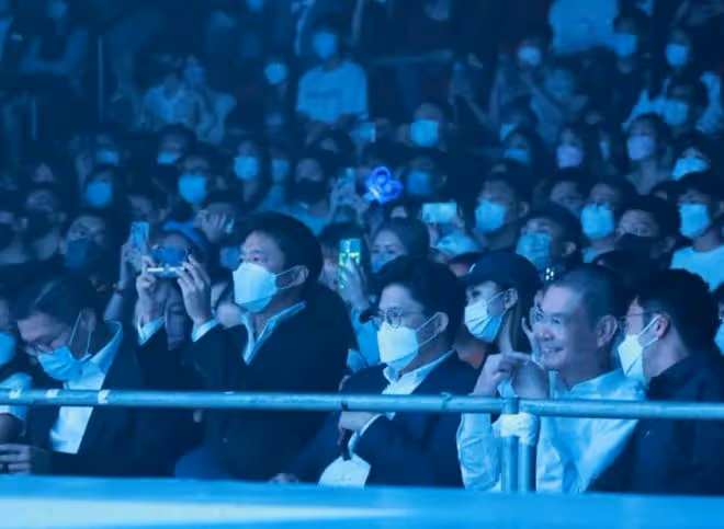 知名女星開演唱會!霍啟山現身支持穿西裝帥氣十足,39歲單身多年