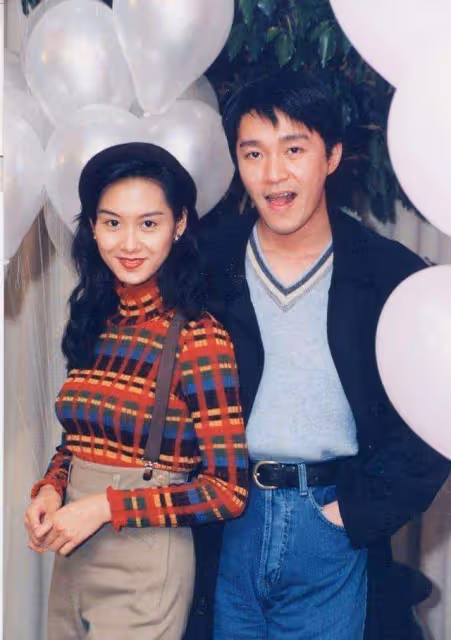 50歲朱茵高調秀恩愛!與黃貫中相愛24年,離開周星馳她過得更好了