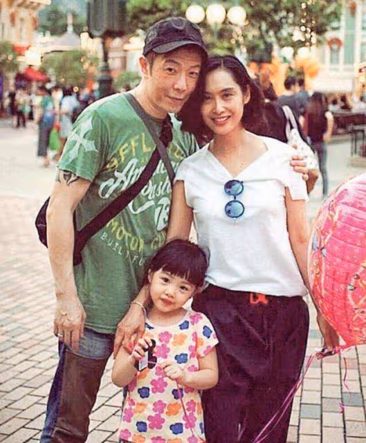 50歲朱茵高調秀恩愛!與黃貫中相愛24年,離開周星馳她過得更好了