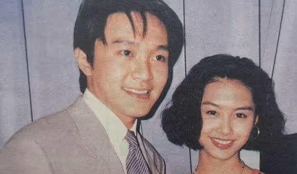50歲朱茵高調秀恩愛!與黃貫中相愛24年,離開周星馳她過得更好了