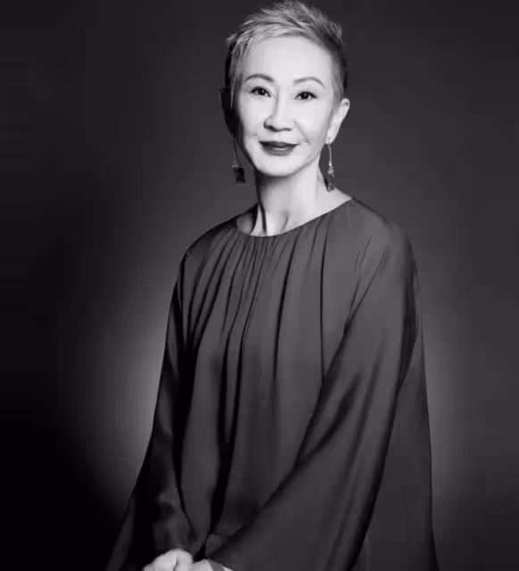 一生無子!花36年捧紅丈夫「卻屢遭出軌」 63歲不再偏袒「轉身離開」今年71歲活成一束光