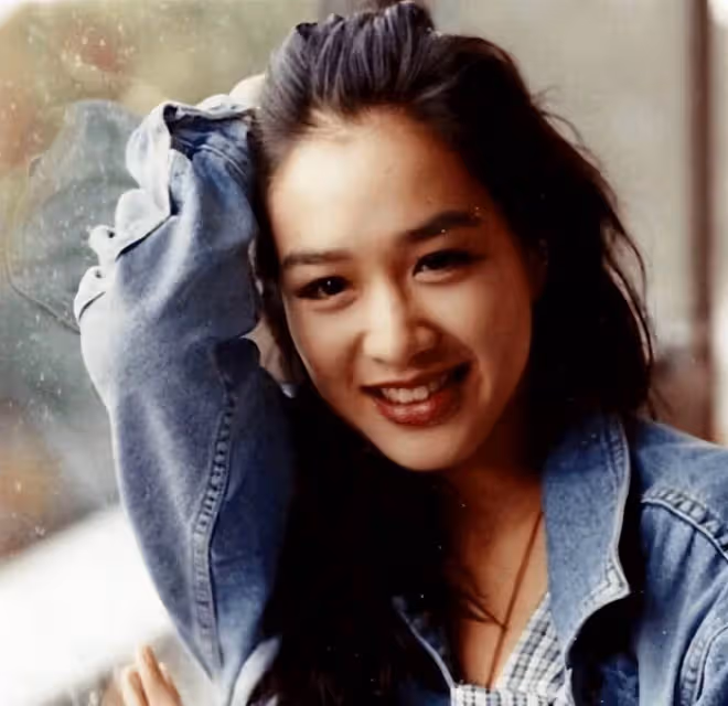 51歲鐘麗緹再演星爺初戀,被嘲變樣撞臉劉曉慶,大濃妝造型太違和