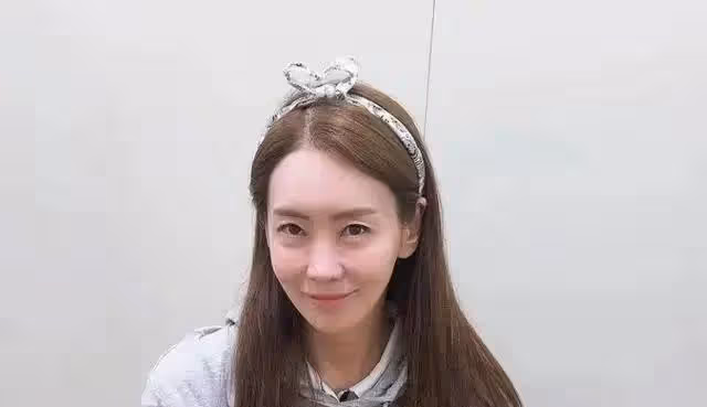 當年被李瑞鎮媽媽嫌棄的金廷恩，嫁富豪後復出，變臉整容太僵硬