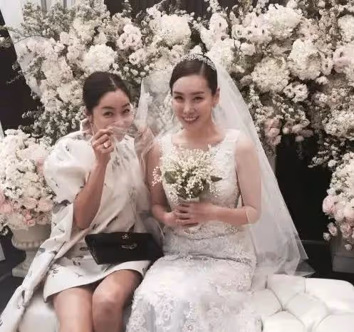 當年被李瑞鎮媽媽嫌棄的金廷恩，嫁富豪後復出，變臉整容太僵硬
