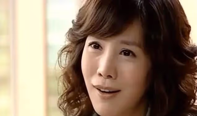 當年被李瑞鎮媽媽嫌棄的金廷恩，嫁富豪後復出，變臉整容太僵硬