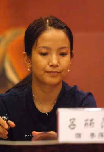 全民公敵？從被尊敬到萬人唾罵，呂麗萍及丈夫六年內先後被封殺！