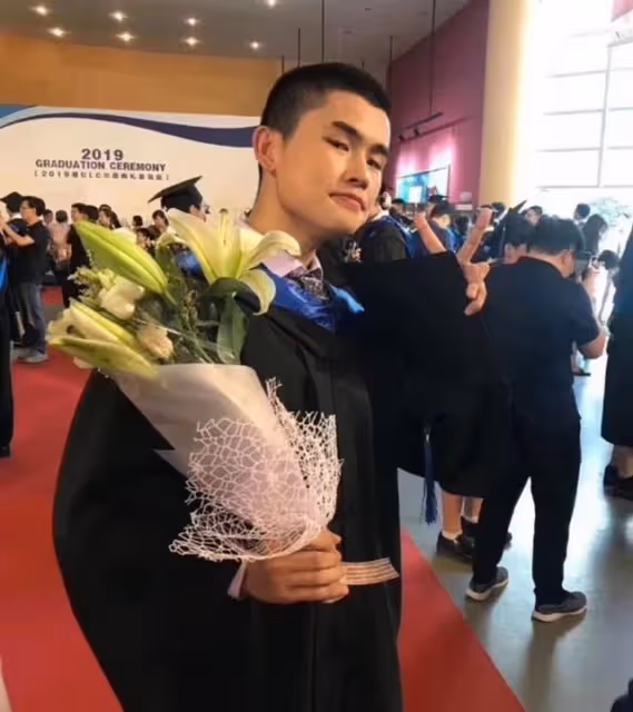 驕傲！知名港星兒子倫敦大學學成歸來，預計回內地清華大學再進修