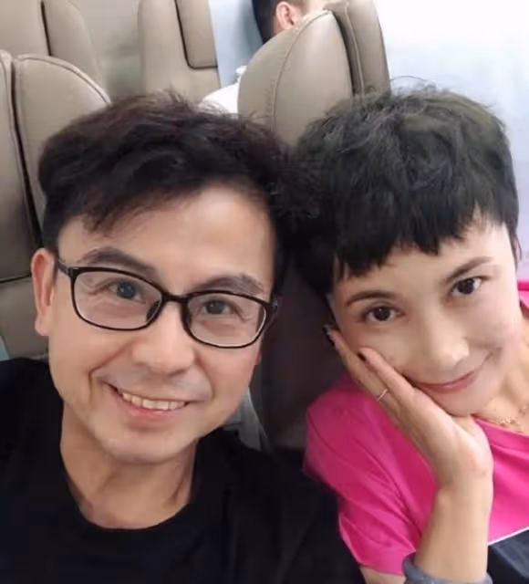 驕傲！知名港星兒子倫敦大學學成歸來，預計回內地清華大學再進修