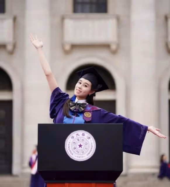 驕傲！知名港星兒子倫敦大學學成歸來，預計回內地清華大學再進修