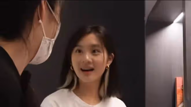 16歲多多曬摩登美照!氣場強大臉上雀斑搶眼,高調秀鮮紅長美甲