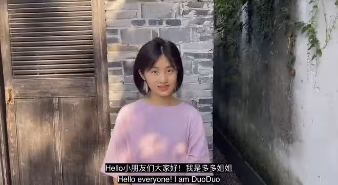 16歲多多曬摩登美照!氣場強大臉上雀斑搶眼,高調秀鮮紅長美甲