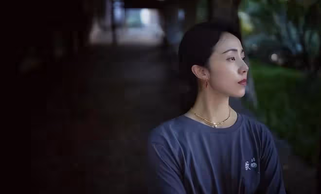 16歲多多曬摩登美照!氣場強大臉上雀斑搶眼,高調秀鮮紅長美甲