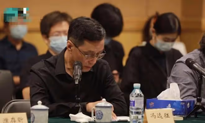 北京人藝院長追思會曝光！馮遠征哽咽痛哭，濮存昕吳剛悲痛致辭