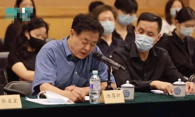北京人藝院長追思會曝光！馮遠征哽咽痛哭，濮存昕吳剛悲痛致辭