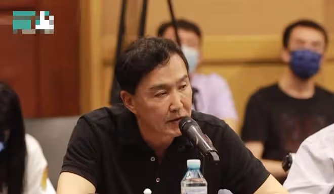 北京人藝院長追思會曝光!馮遠征哽咽痛哭,濮存昕吳剛悲痛致辭