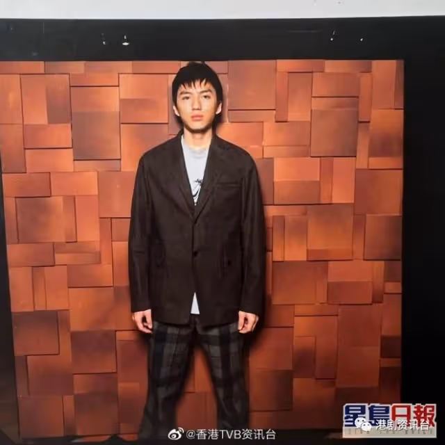 袁偉豪慶祝入行25周年!罕曬「維他奶仔」年代舊照回味