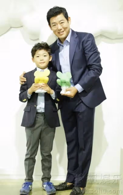 童年因「私生子身份」不幸父親缺席52年 生意失敗欠債「10年低谷妻子無悔陪伴」