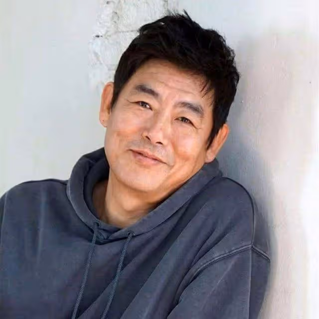 童年因「私生子身份」不幸父親缺席52年 生意失敗欠債「10年低谷妻子無悔陪伴」