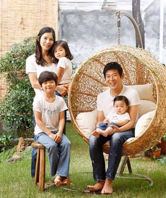 童年因「私生子身份」不幸父親缺席52年 生意失敗欠債「10年低谷妻子無悔陪伴」