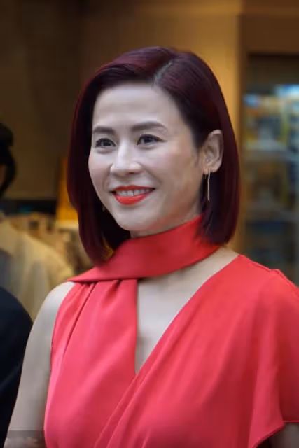 50歲宣萱近照太真實,眼袋皺紋一目了然,卻格外自然耐看,女人味都快溢出來了
