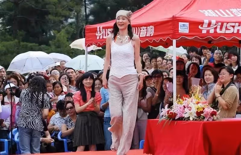 63歲劉雪華真是吃了防腐劑，穿吊帶無壓力，但帽子款式風格太跳脫，網友：自信和氣場並存